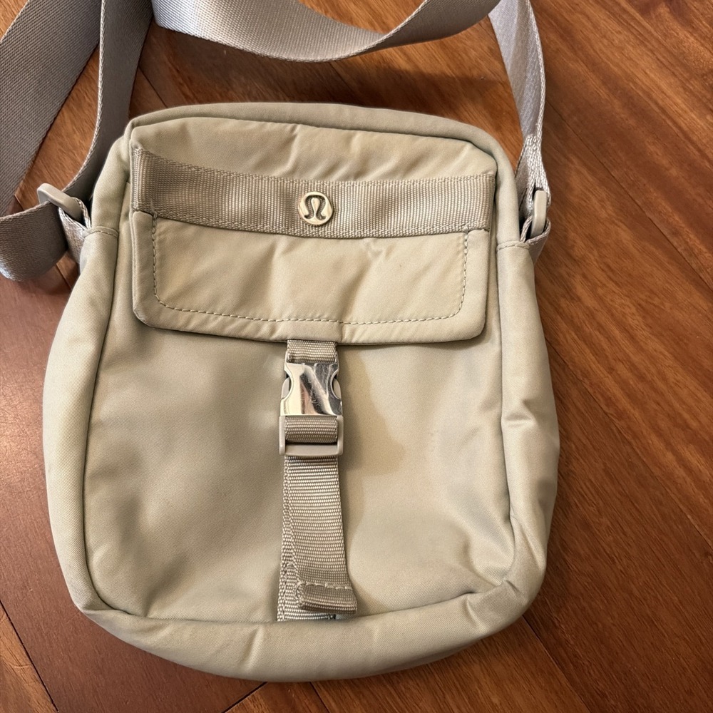 lululemon Wunderlust Crossbody Bag Mint Sage Green Adjustable Strap Silver Clasp - Picture 2 of 9